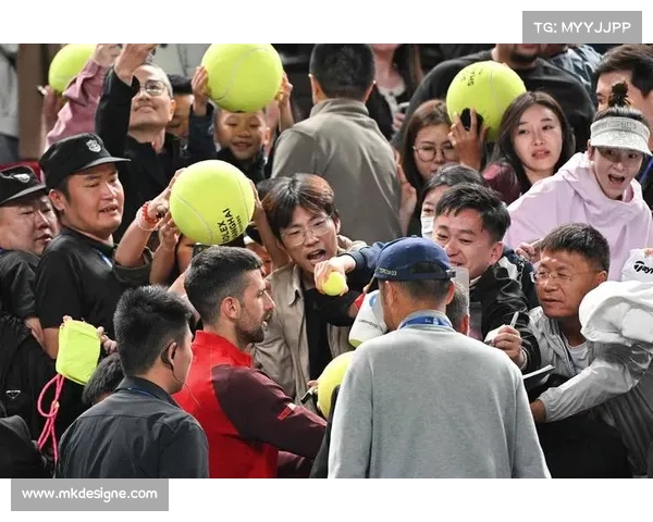网球赛场热血沸腾,激烈对决引爆全场激情观众欢呼声不断 网球赛场热血沸腾,激烈对决引爆全场激情观众欢呼声不断